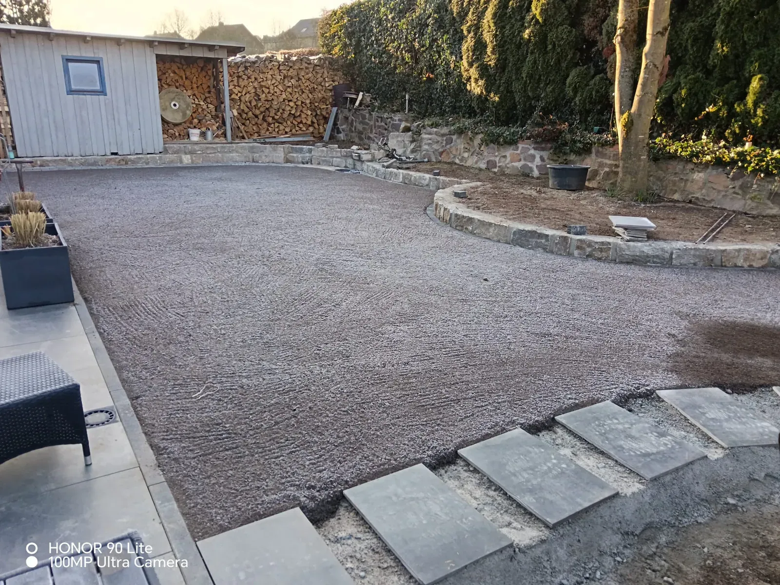 Große, gleichmäßig vorbereitete Gartenfläche vor der Einsaat oder Verlegung von Rasen.
